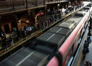 Falha no sistema de portas causa lentidão em três linhas do Metrô de São Paulo