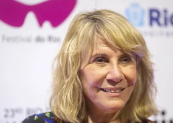 Renata Sorrah celebra 45 anos da filha médica nas redes sociais