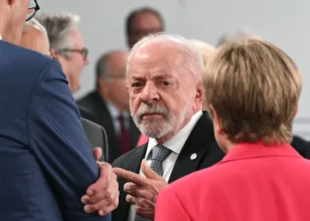 'Não se metam nas eleições do Brasil', diz Lula em reação a Trump