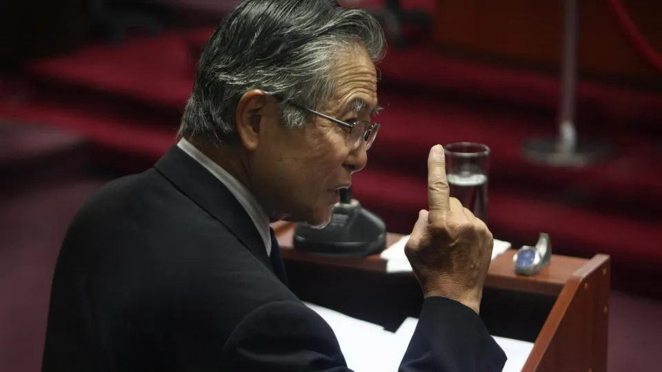 Fujimori se aproxima da presidência do Peru e Sánchez convoca protesto