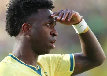 Vini Jr. nega ingressos a modelos durante a Copa do Mundo