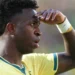 Vini Jr. nega ingressos a modelos durante a Copa do Mundo