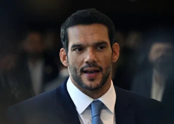 Xaud chora em conversa para contenção de crise e volta à seleção