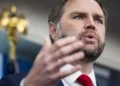 JD Vance chega à Suíça para início das negociações de paz no Irã