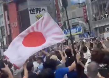 Invasão total do cruzamento mais famoso do mundo após a goleada do Japão