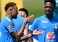 Ancelotti poupa sete titulares em treino com Neymar à disposição