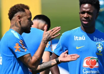 Ancelotti poupa sete titulares em treino com Neymar à disposição