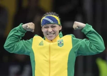 Bia Ferreira leva ouro na Copa do Mundo em retorno ao boxe olímpico