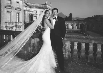 Dua Lipa usou vestido de casamento da Chanel com 25 mil penas; veja detalhes