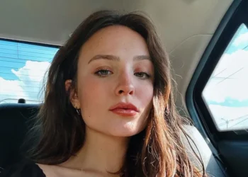 É só uma barriga normal, diz Larissa Manoela ao negar rumores de gravidez
