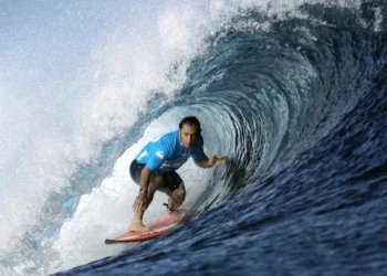 Os maiores surfistas do mundo e os brasileiros surpreendem