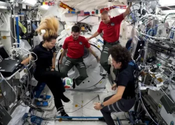 NASA leva bola da Copa do Mundo ao Espaço; veja as imagens!