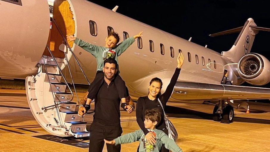 Gusttavo Lima e família posam junto ao seu jatinho luxuoso.