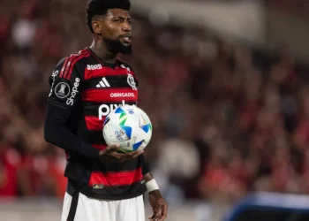 Flamengo recebe proposta de mais de R$ 50 milhões por Emerson Royal
