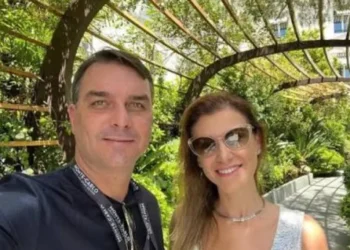 Mulher de Flávio Bolsonaro defende o marido após Michelle dizer que ele a desrespeitou