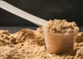 Whey protein e leite em pó vencidos: polícia fecha