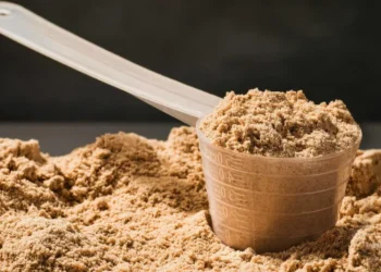 Whey protein e leite em pó vencidos: polícia fecha