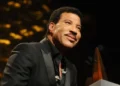 Lionel Richie passa mal, interrompe show e preocupa fãs na estreia de nova turnê nos EUA