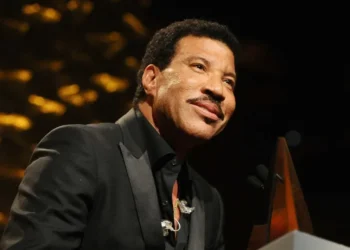 Lionel Richie passa mal, interrompe show e preocupa fãs na estreia de nova turnê nos EUA
