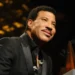 Lionel Richie passa mal, interrompe show e preocupa fãs na estreia de nova turnê nos EUA