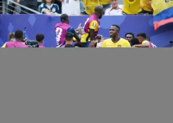 Equador vence Alemanha de virada e carimba vaga no mata-mata da Copa