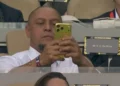 Celular de Roberto Carlos se torna viral; quanto custa um iPhone de ouro?