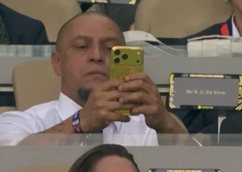 Celular de Roberto Carlos se torna viral; quanto custa um iPhone de ouro?