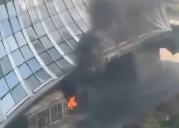 Aeronave atinge o maior arranha-céus de Pequim