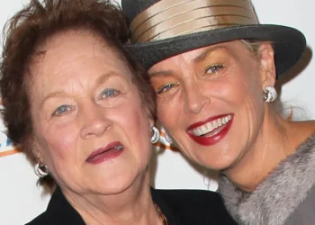 Sharon Stone chora ao falar da morte da mãe:
