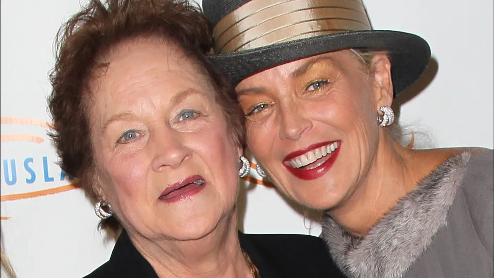 Sharon Stone chora ao falar da morte da mãe: