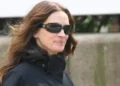 Julia Roberts faz rara aparição pública ao lado do filho; veja