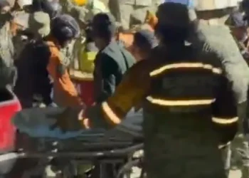 Menino de 11 anos encontrado vivo três dias após terremoto na Venezuela