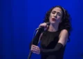Marisa Monte faz show em festival com logo de bet coberta