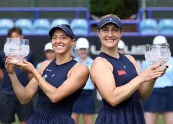 Luisa Stefani conquista título de duplas em Eastbourne e mira Wimbledon