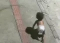 Bebê engatinhando sozinha na rua é salva por motoqueiro no ES
