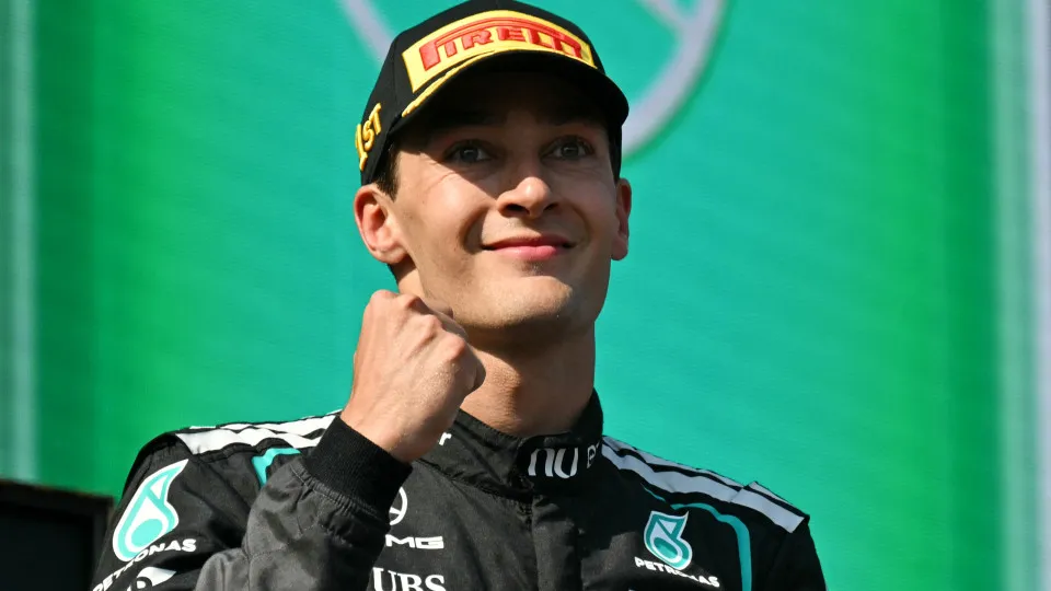 Russell vence pela primeira vez desde março e Verstappen bate Antonelli