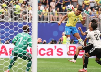 Brasil vence Japão por 2 a 1 e avança na Copa do Mundo