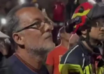 Venezuela: pai reencontra filho que passou 5 dias soterrado