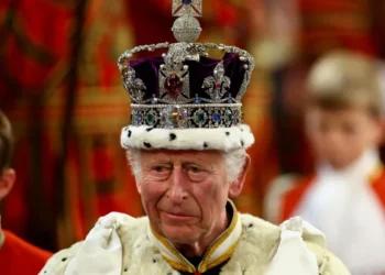 Rei Charles oferece hospedagem real, mas Harry mantém impasse sobre visita