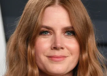 Amy Adams relata como ajudou a salvar homem esfaqueado no pescoço