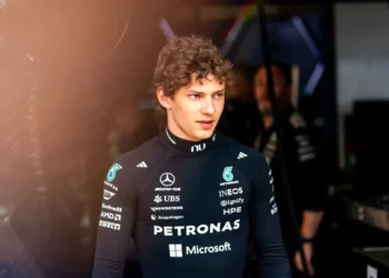 Antonelli quebra marcas, lidera F1 aos 19 anos e surpreende pela maturidade