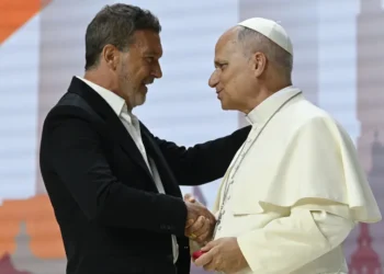 Antonio Banderas emociona plateia ao discursar perante o Papa Leão XIV