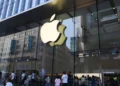 Apple vai usar metal líquido na articulação do iPhone dobrável