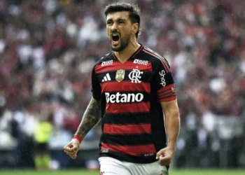 Arrascaeta tem lesão, ficará 21 dias fora e segue como dúvida, diz jornal