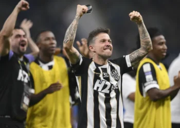 Atlético-MG domina e vence Cruzeiro em clássico brigado com três expulsões
