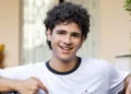 Ator que vive jovem gay em