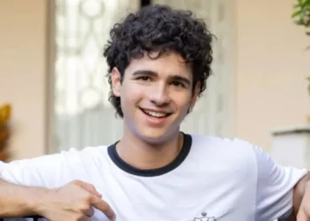 Ator que vive jovem gay em