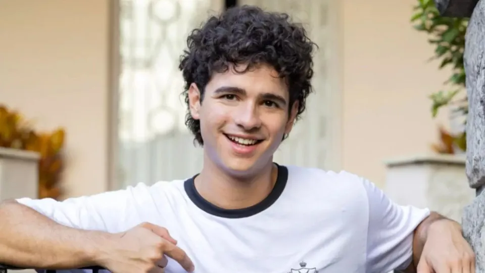 Ator que vive jovem gay em