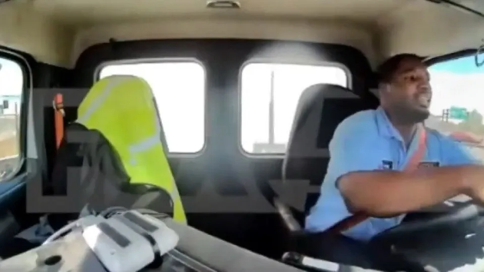 Avião bate contra poste e caminhão que circulava em estrada nos EUA; veja