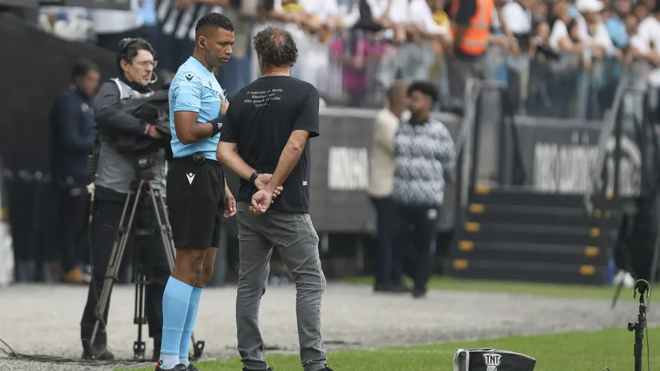 Cuca explica polêmica com Neymar e assume: